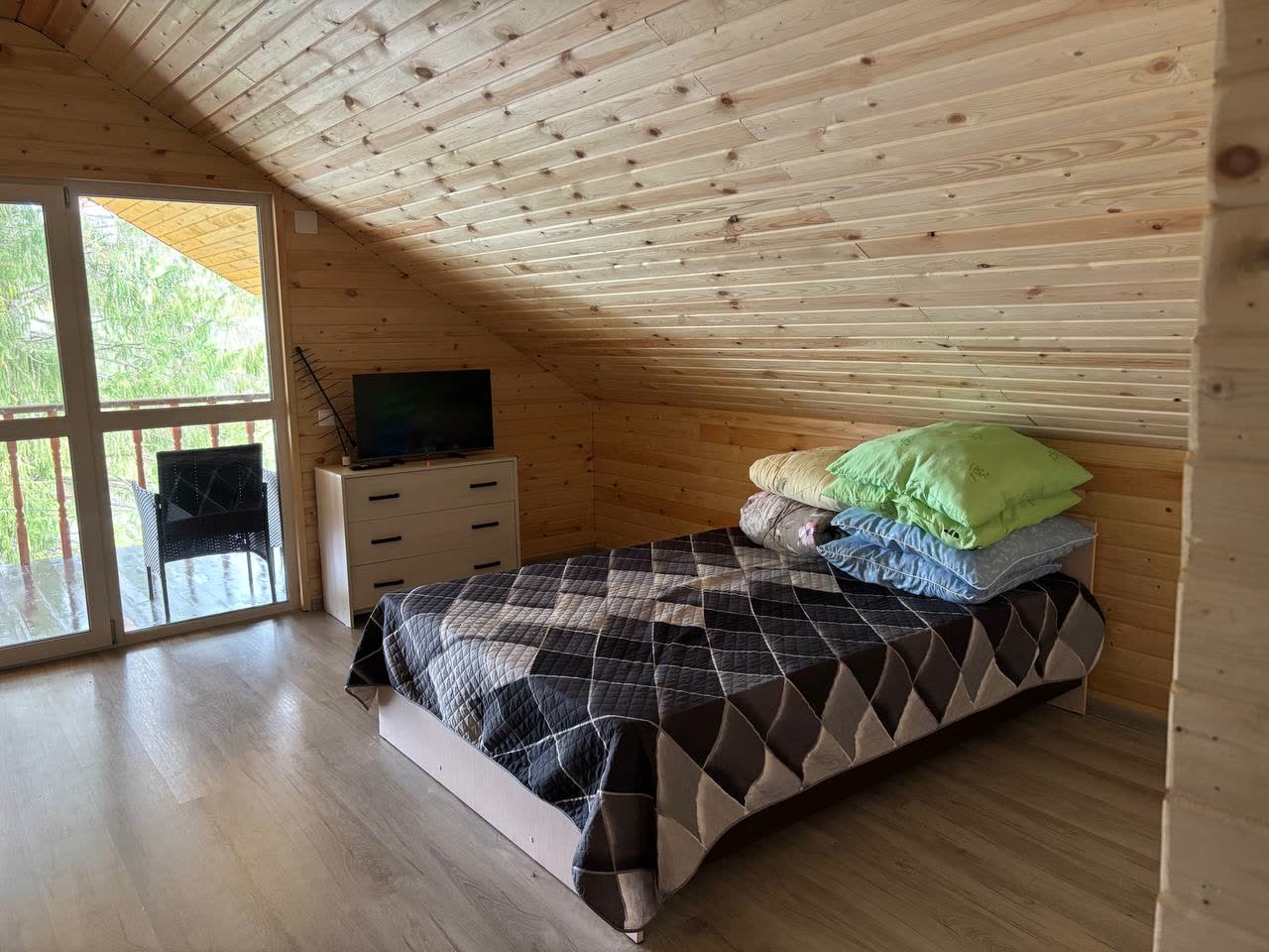 Домик у пруда