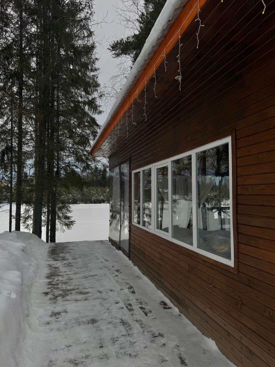 Домик у пруда