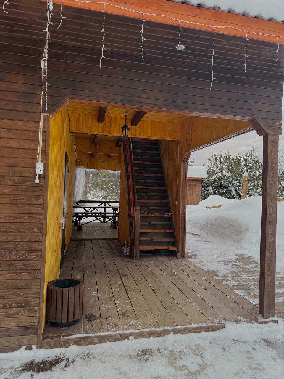 Домик у пруда