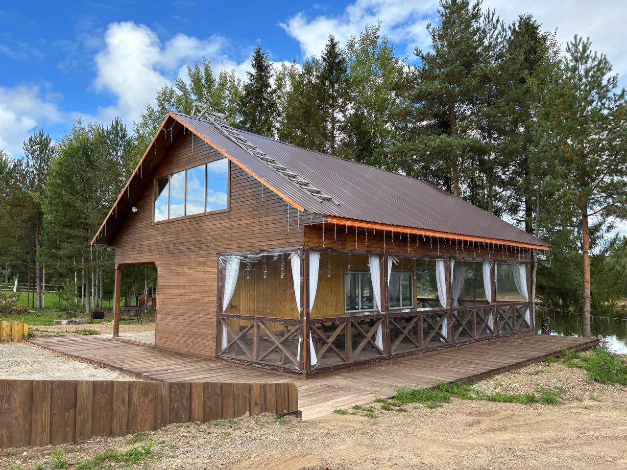 Домик у пруда