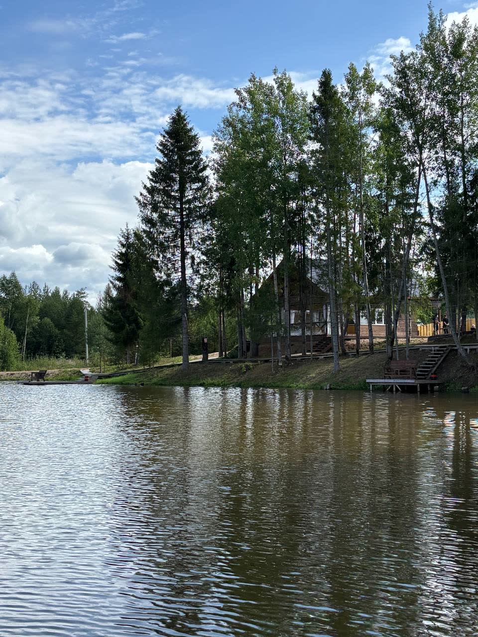 Домик у пруда